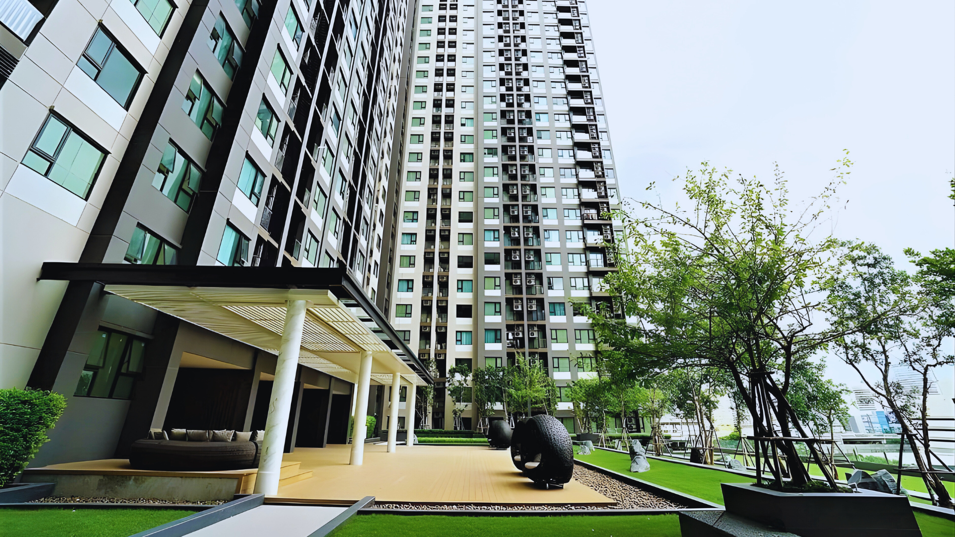 Life Asoke condominium and landscaped grounds in Bangkok